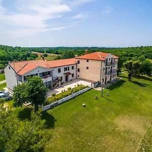 Lovely House Lindi In Apartment